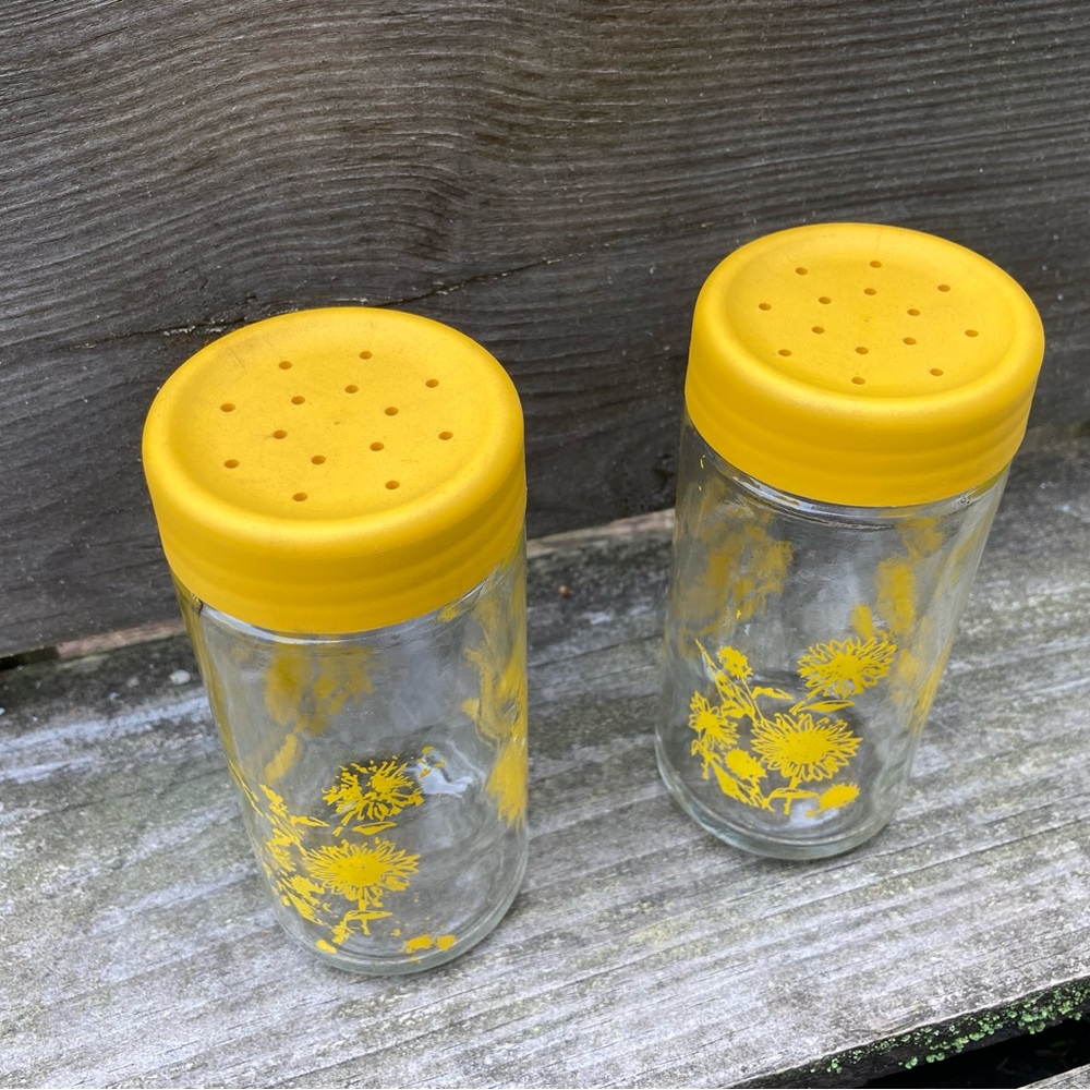 Vintage Glass Salt and Pepper Shakers with Yellow Sunflowers Print and Tops! - Picture 5 of 12